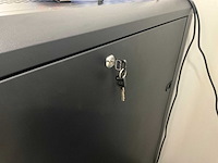 Serverkast met apc en cisco switchpanelen - afbeelding 8 van  16