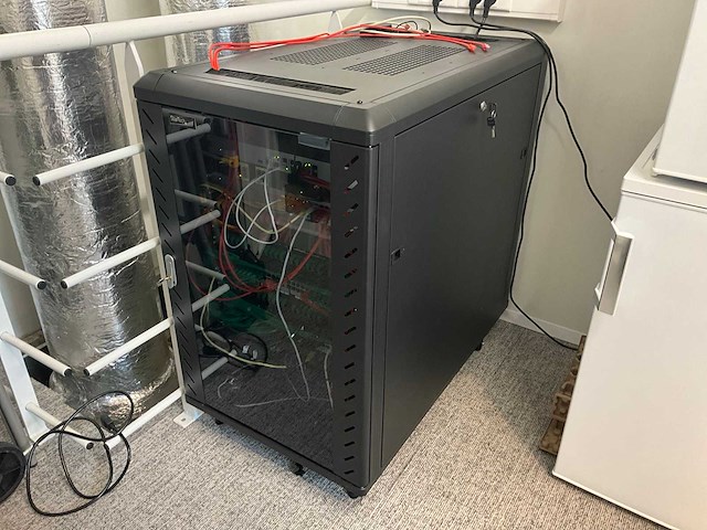 Serverkast met apc en cisco switchpanelen - afbeelding 1 van  16