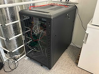 Serverkast met apc en cisco switchpanelen - afbeelding 1 van  16
