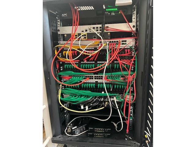 Serverkast met apc en cisco switchpanelen - afbeelding 9 van  16