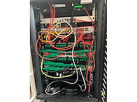 Serverkast met apc en cisco switchpanelen - afbeelding 9 van  16