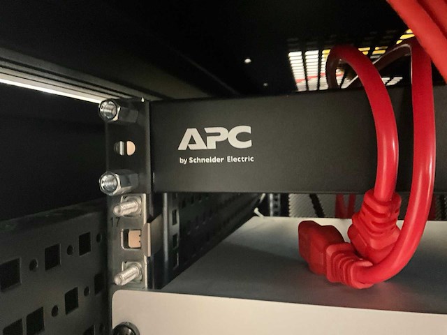 Serverkast met apc en cisco switchpanelen - afbeelding 10 van  16