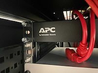 Serverkast met apc en cisco switchpanelen - afbeelding 10 van  16