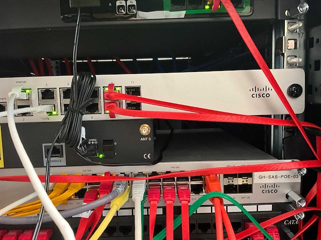 Serverkast met apc en cisco switchpanelen - afbeelding 12 van  16