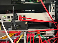 Serverkast met apc en cisco switchpanelen - afbeelding 12 van  16