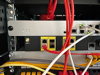 Serverkast met apc en cisco switchpanelen - afbeelding 13 van  16
