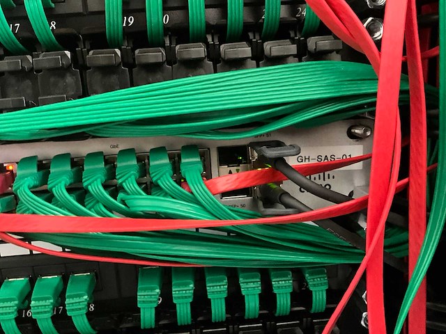 Serverkast met apc en cisco switchpanelen - afbeelding 14 van  16