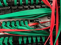 Serverkast met apc en cisco switchpanelen - afbeelding 14 van  16