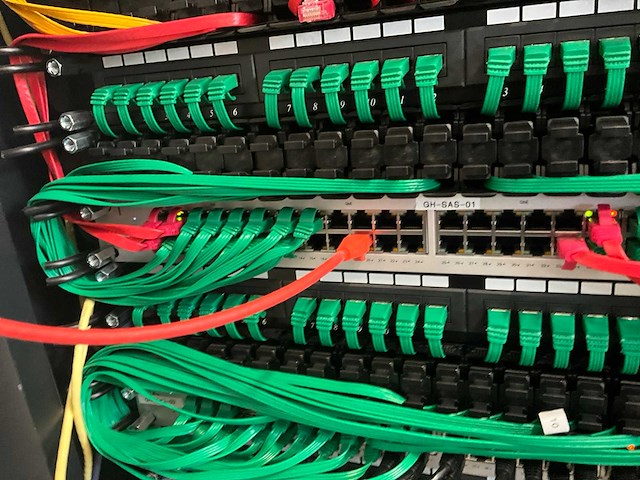 Serverkast met apc en cisco switchpanelen - afbeelding 15 van  16