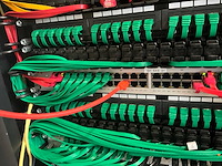 Serverkast met apc en cisco switchpanelen - afbeelding 15 van  16