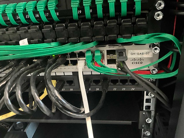 Serverkast met apc en cisco switchpanelen - afbeelding 16 van  16