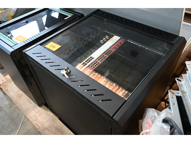 Serverkast met gigabit switch, cisco router,… - afbeelding 1 van  3