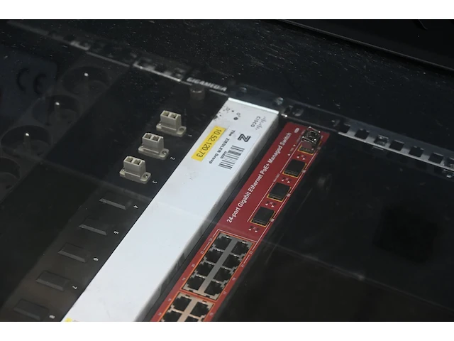 Serverkast met gigabit switch, cisco router,… - afbeelding 2 van  3