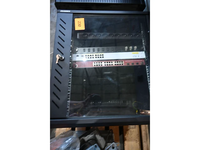Serverkast met gigabit switch, cisco router,… - afbeelding 3 van  3