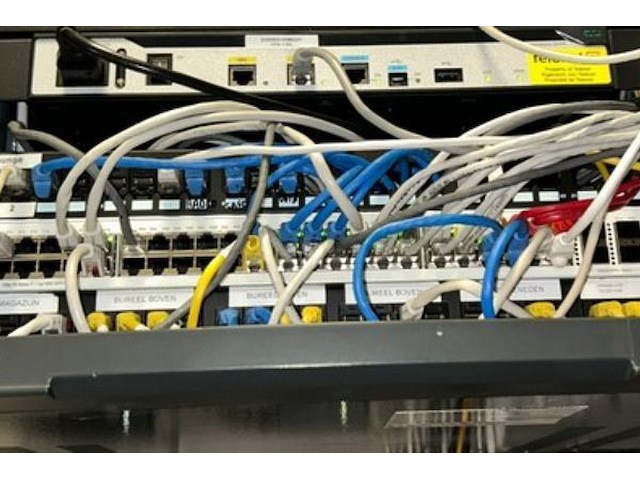 Serverkast met inhoud - afbeelding 2 van  11