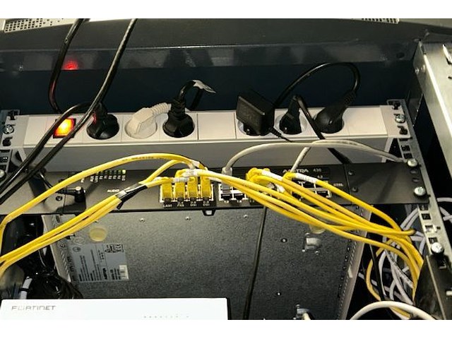 Serverkast met inhoud - afbeelding 3 van  11