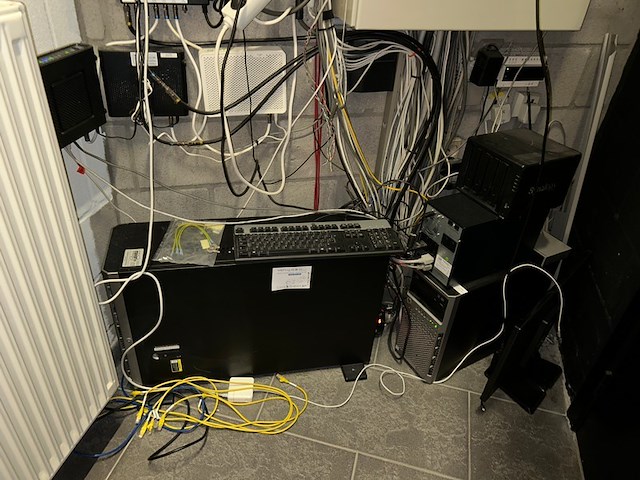 Serverkast met inhoud - afbeelding 1 van  11