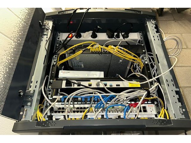 Serverkast met inhoud - afbeelding 11 van  11