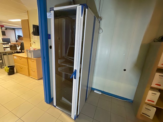 Serverkast met inhoud - afbeelding 1 van  13