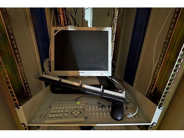 Serverkast met inhoud - afbeelding 8 van  13