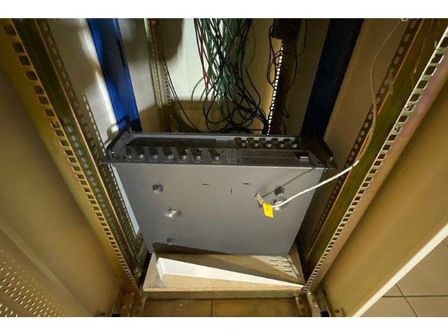 Serverkast met inhoud - afbeelding 9 van  13