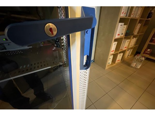 Serverkast met inhoud - afbeelding 13 van  13