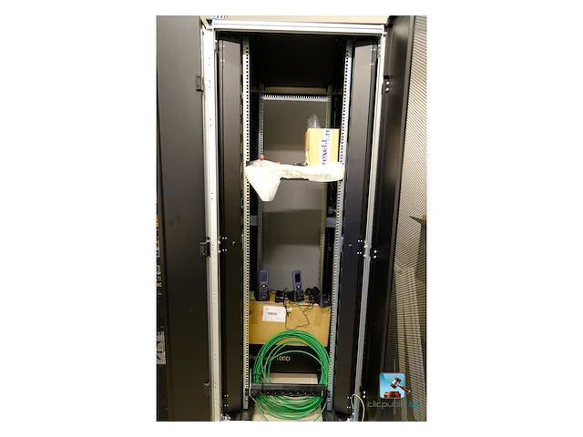Serverkast met inhoud - afbeelding 13 van  18