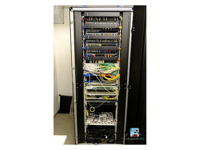 Serverkast met inhoud - afbeelding 16 van  18