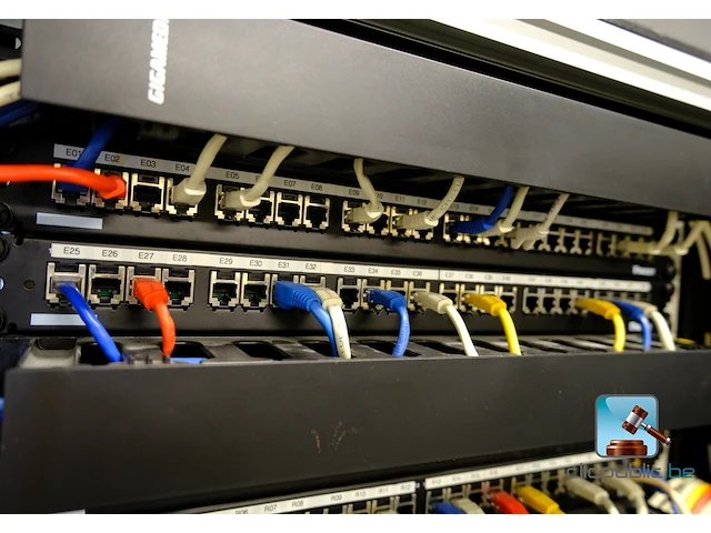 Serverkast met inhoud - afbeelding 17 van  18