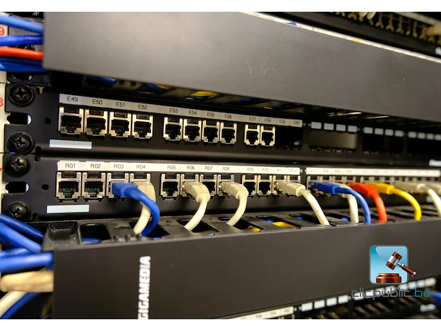 Serverkast met inhoud - afbeelding 18 van  18