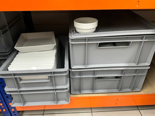 Servies, glaswerk en bestek - afbeelding 19 van  21