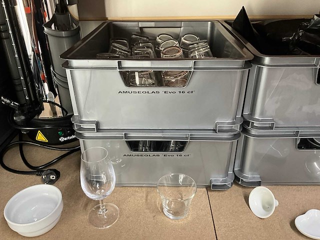 Servies, glaswerk en bestek - afbeelding 13 van  21