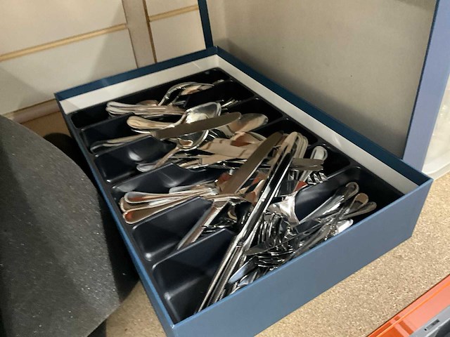 Servies, glaswerk en bestek - afbeelding 15 van  21