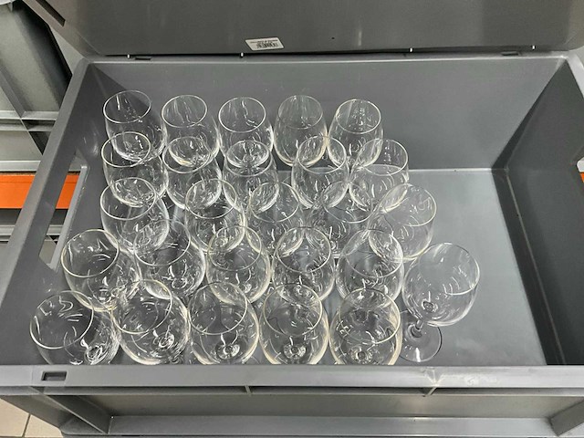 Servies, glaswerk en bestek - afbeelding 17 van  21