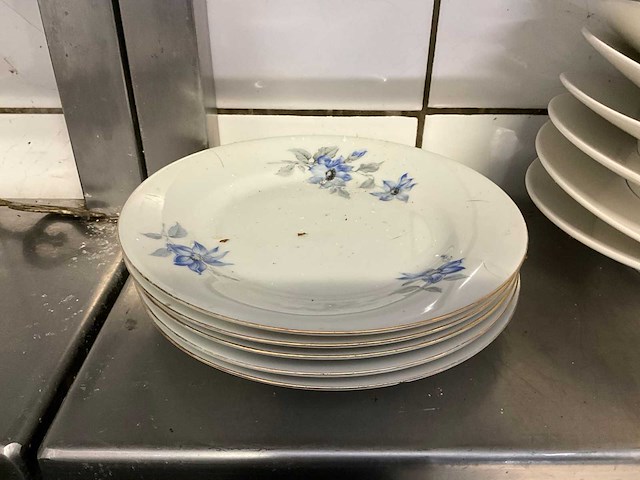Servies, glaswerk en bestek - afbeelding 2 van  32