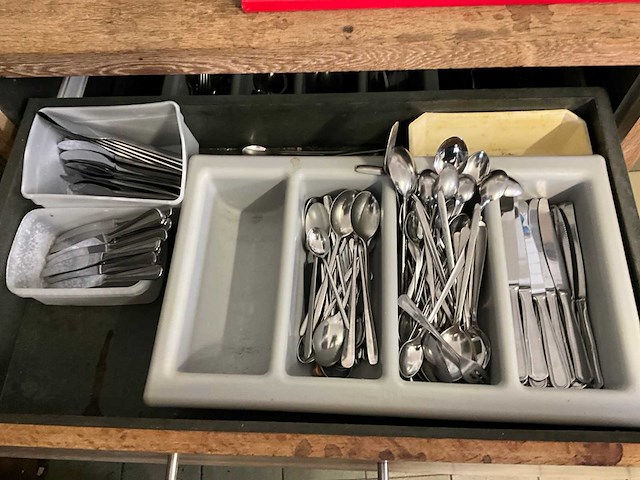 Servies, glaswerk en bestek - afbeelding 1 van  32