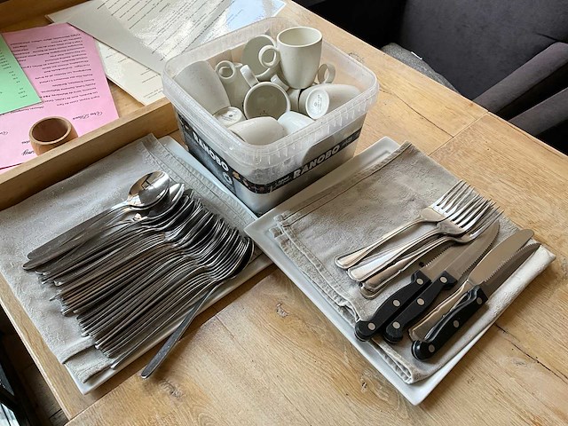 Servies, glaswerk en bestek - afbeelding 19 van  32