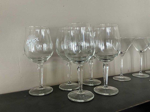 Servies, glaswerk en bestek - afbeelding 22 van  32