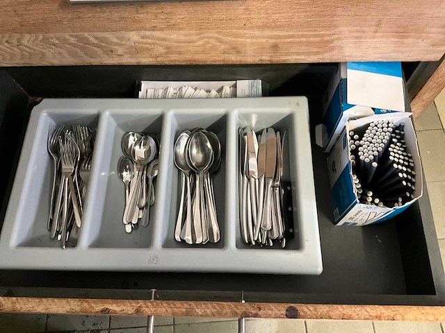 Servies, glaswerk en bestek - afbeelding 12 van  32