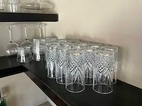 Servies, glaswerk en bestek - afbeelding 25 van  32