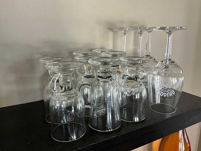 Servies, glaswerk en bestek - afbeelding 26 van  32