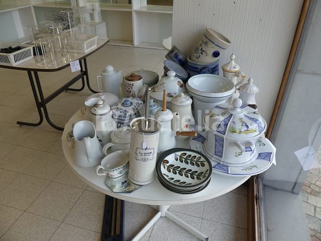 Servies + tafels + diverse accessoires - afbeelding 1 van  8