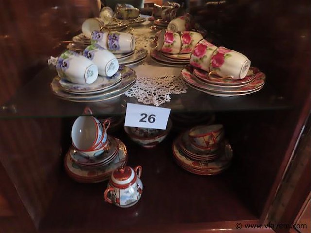 Serviesgoed en kader - afbeelding 1 van  4