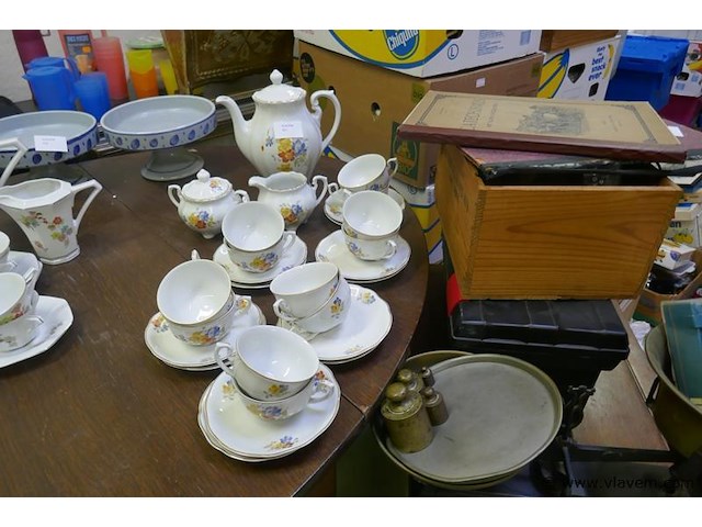 Serviesje voor 12 personen met koffie - afbeelding 1 van  1