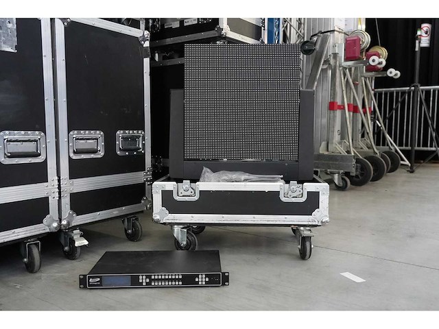 Set 30x evp762mh incl flightcases + prossesor image vsc - afbeelding 1 van  2