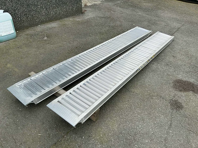 Set aanhangwagen oprijplaten aluminium 2500kg - afbeelding 1 van  2