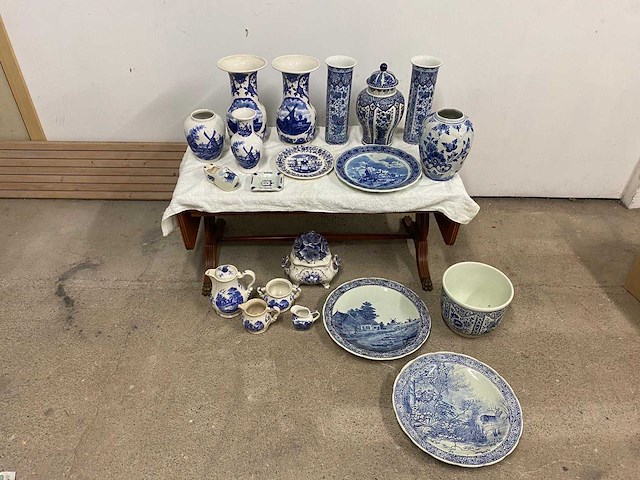 Set aardewerk en decoratieve keramiek – blauw-witte decoratie - afbeelding 6 van  7