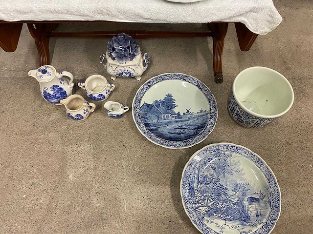 Set aardewerk en decoratieve keramiek – blauw-witte decoratie - afbeelding 2 van  7