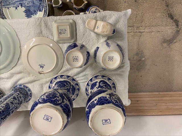 Set aardewerk en decoratieve keramiek – blauw-witte decoratie - afbeelding 3 van  7
