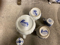 Set aardewerk en decoratieve keramiek – blauw-witte decoratie - afbeelding 7 van  7